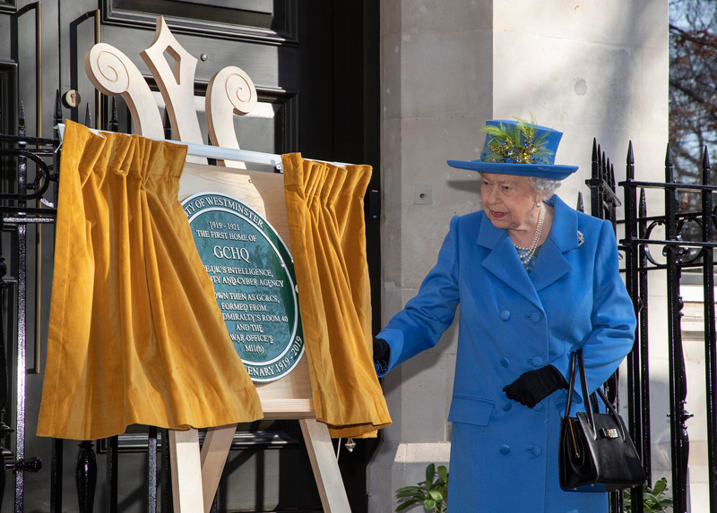 HM The Queen unveiling the GCHQ Centenary Plaque
